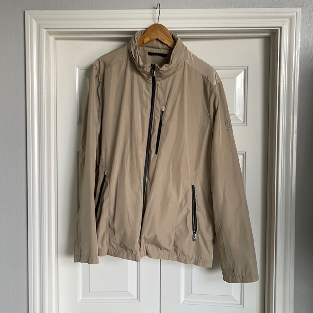 Tumi lightweight and stylish jacket, perfect for travel. Folds inside bag